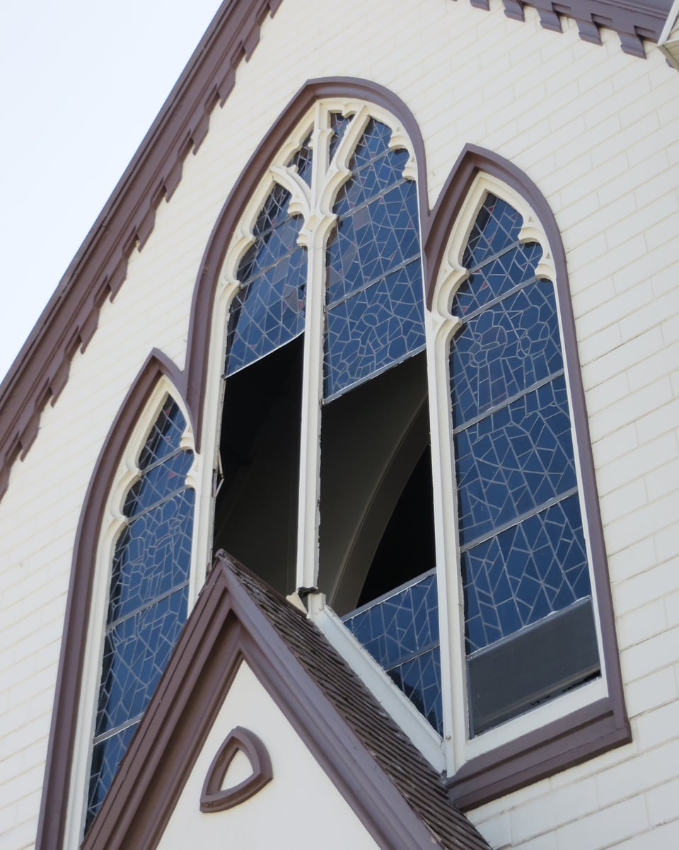 geborstene Kirchenfenster