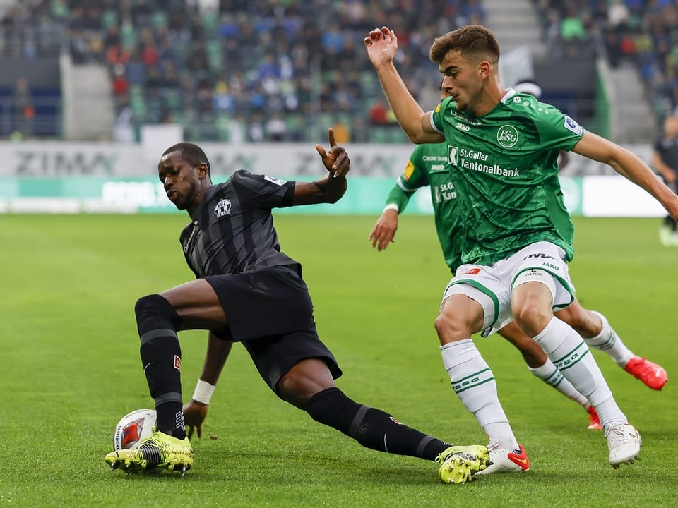 Hat er auch am Samstagabend die Nase vorn? Assan Ceesay behauptet den Ball