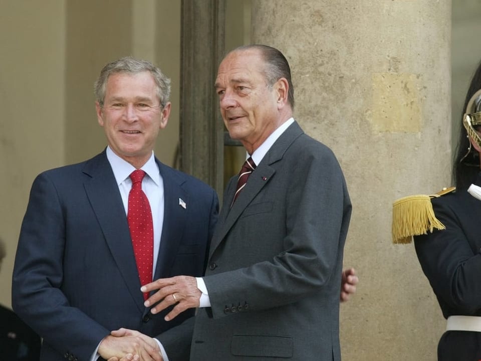 Chirac und Bush schütteln die Hände.