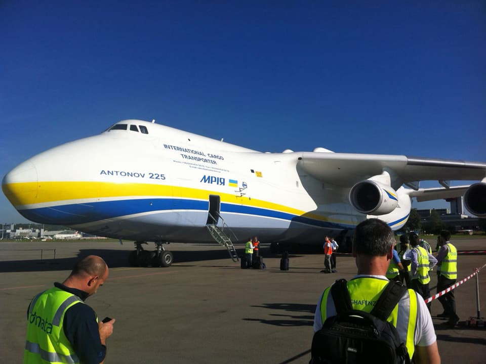Die Antonov An-225 mit offener Tür und einer Leiter davor