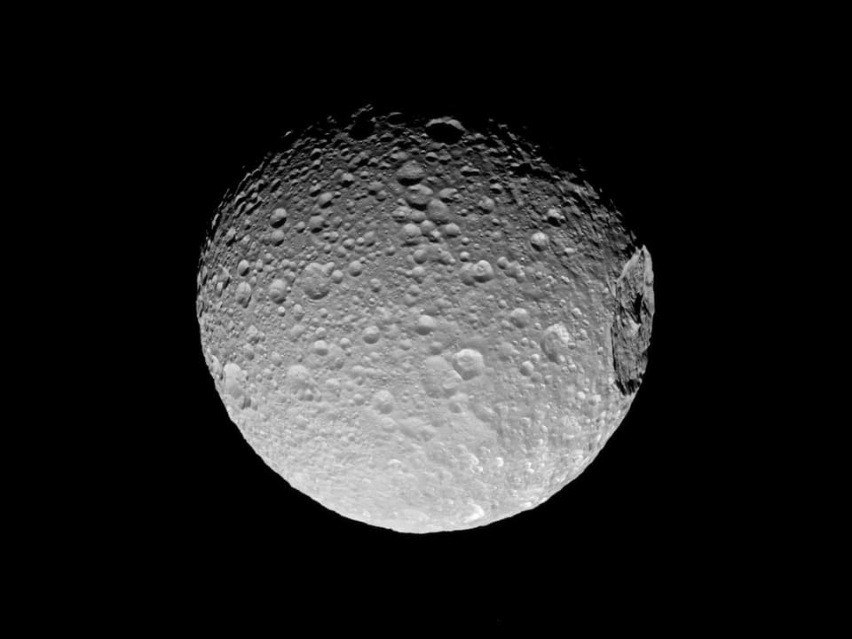 Auf dem Bild ist Mimas zu sehen.