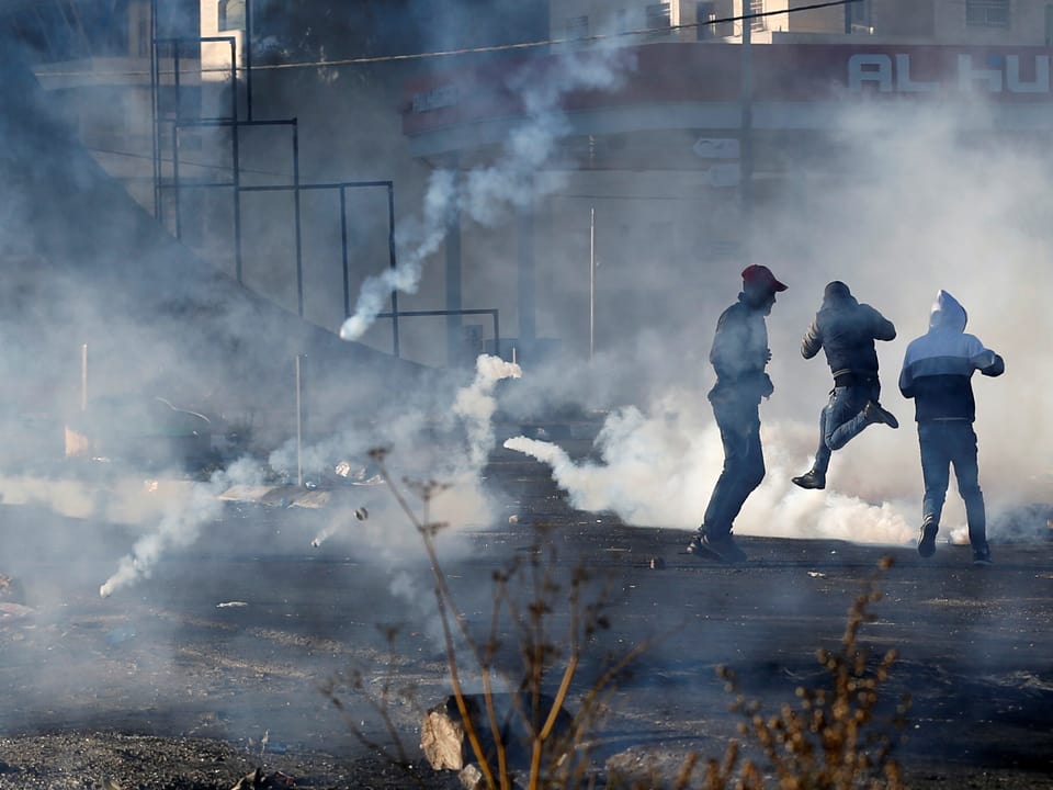 Die israelischen Truppen setzten Tränengas gegen die palästinensischen Demonstranten ein.