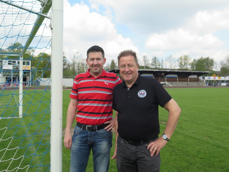 Die zwei Co-Präsidenten des FC Lenzburg stehen nebem einem Fussballtor.