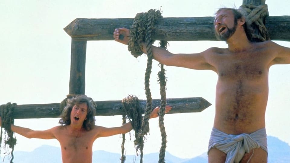 Zwei Männer, die nur mit einem Lendentuch bekleidet sind, sind mit Seilen an je einem Holzkreuz gefesselt.