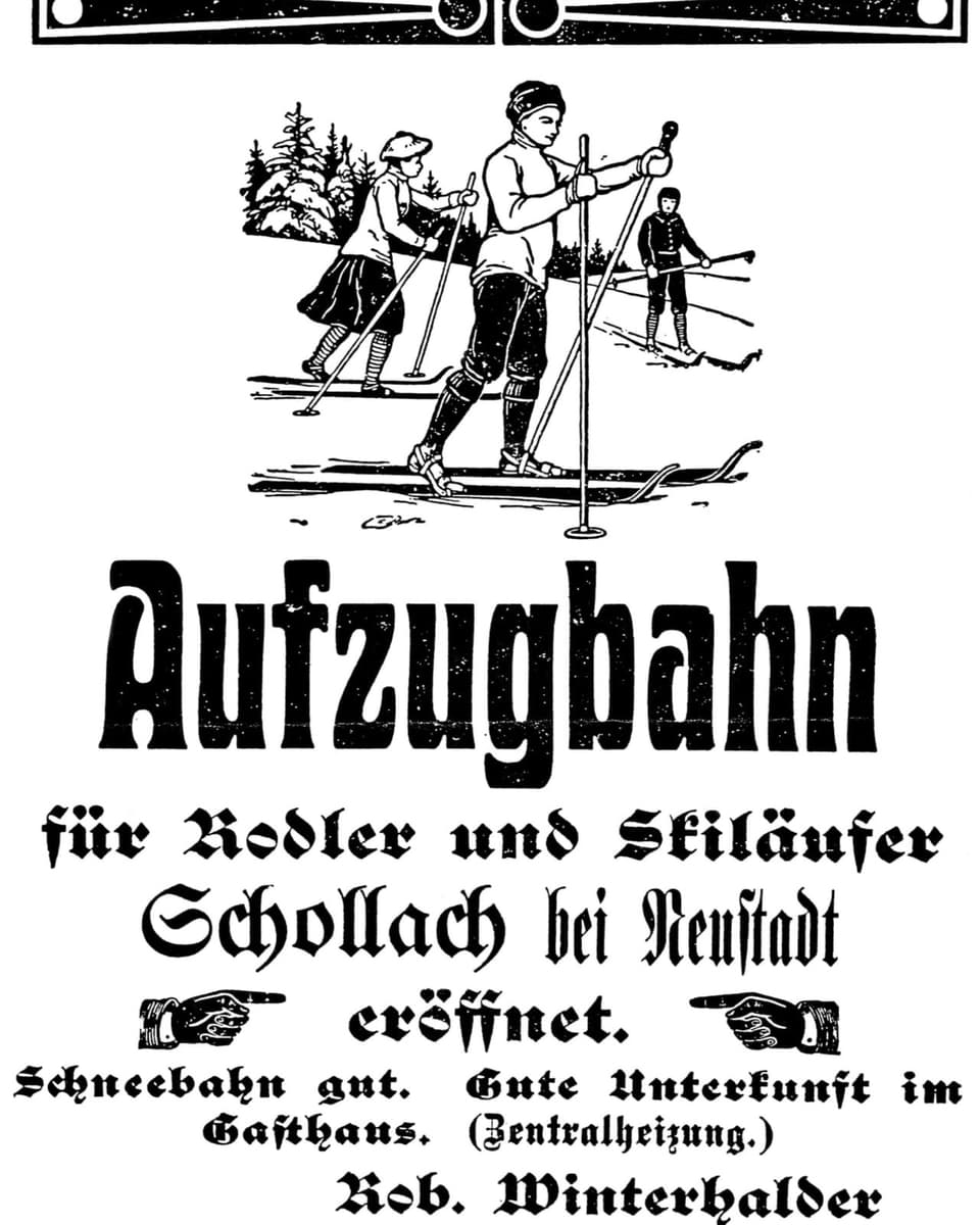 schwarzweiss Plakat mit zwei Sikfahrern, Titel: Aufzugbahn für Rodler und Skiläufer. Schollach bei Reustadt eröffnet.