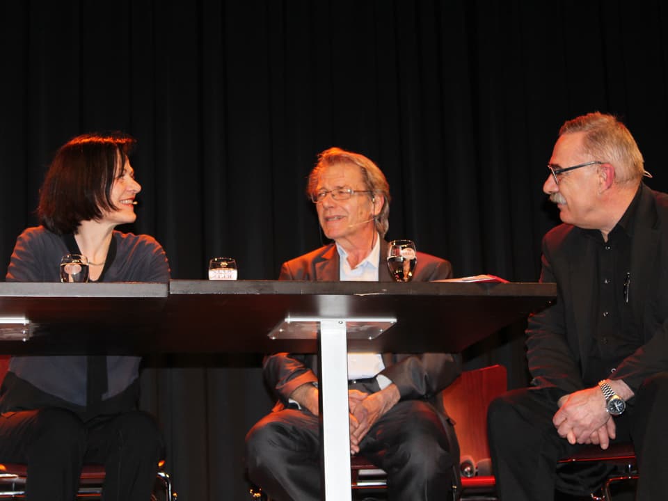 Reinhard Eyer sitzt zwischen Esther Waeber-Kalbermatten und Moderator Christian Strübin.
