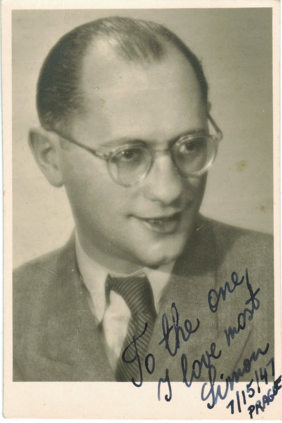 Ein Passbild zeigt einen Mann mit Brille – eine handschriftliche Widmung ist auf dem Bild zu sehen.