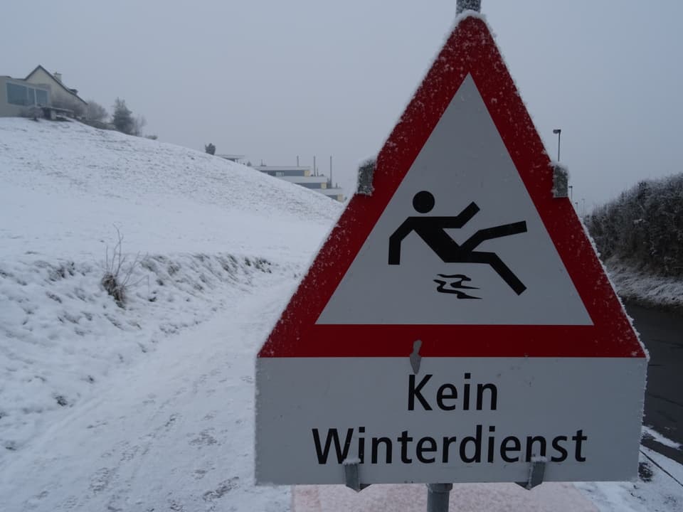 Wintergefahrenschild: Achtung kein Winterdienst!