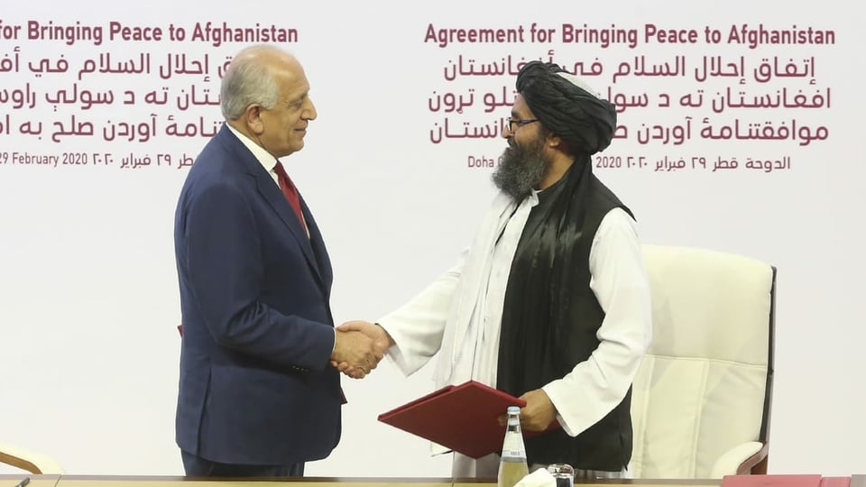 Der Friedensgesandte der USA, Zalmay Khalilzad (links), und der Taliban-Beauftragte Mullah Abdul Ghani Baradar nach der Unterzeichnung eines Abkommens zwischen beiden Seiten.