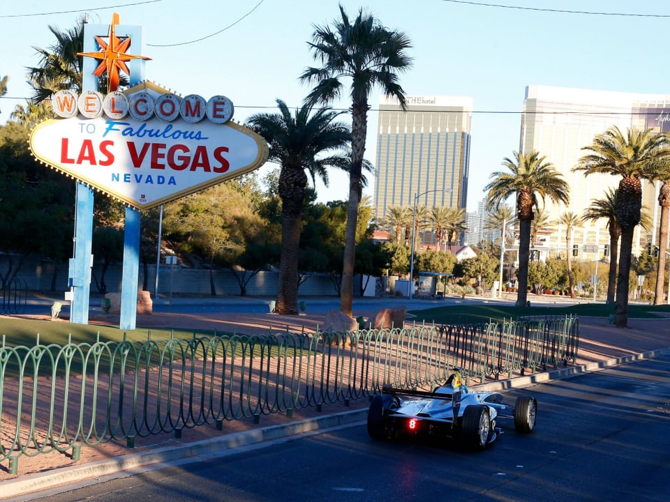 Ein Rennwagen vor dem Las-Vegas-Schild