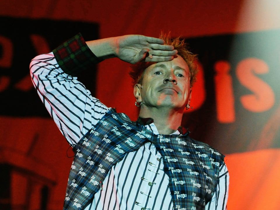Johhny Rotten salutiert dem Publikum 2008 auf dem Azenka Rock Festival.