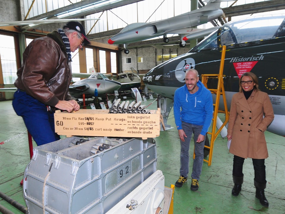 … das aber problemlos beseitigt werden kann. Keine Mühen werden für die Aufnahmen gescheut. Sogar Munition wird weggeräumt und zwar von Paul Ruppeiner, einem Gründungsmitglied des Fliegermuseums Altenrhein.