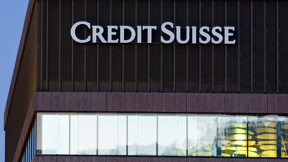 Logo der Bank Credit Suisse an einem Gebäude
