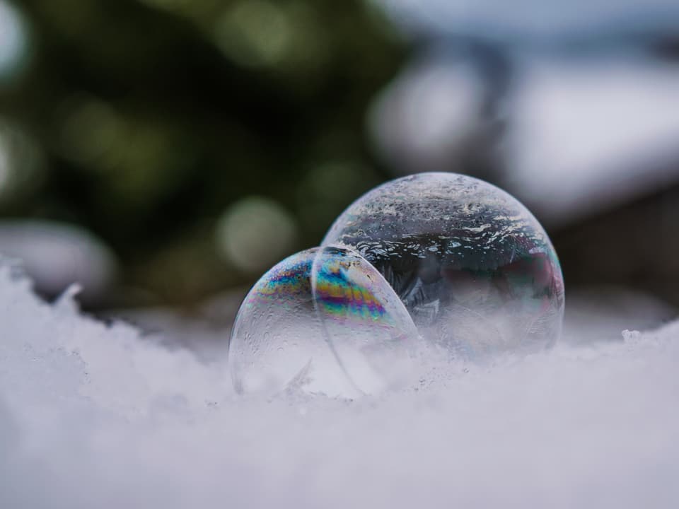Angefrorene Seifenblasen auf Schnee