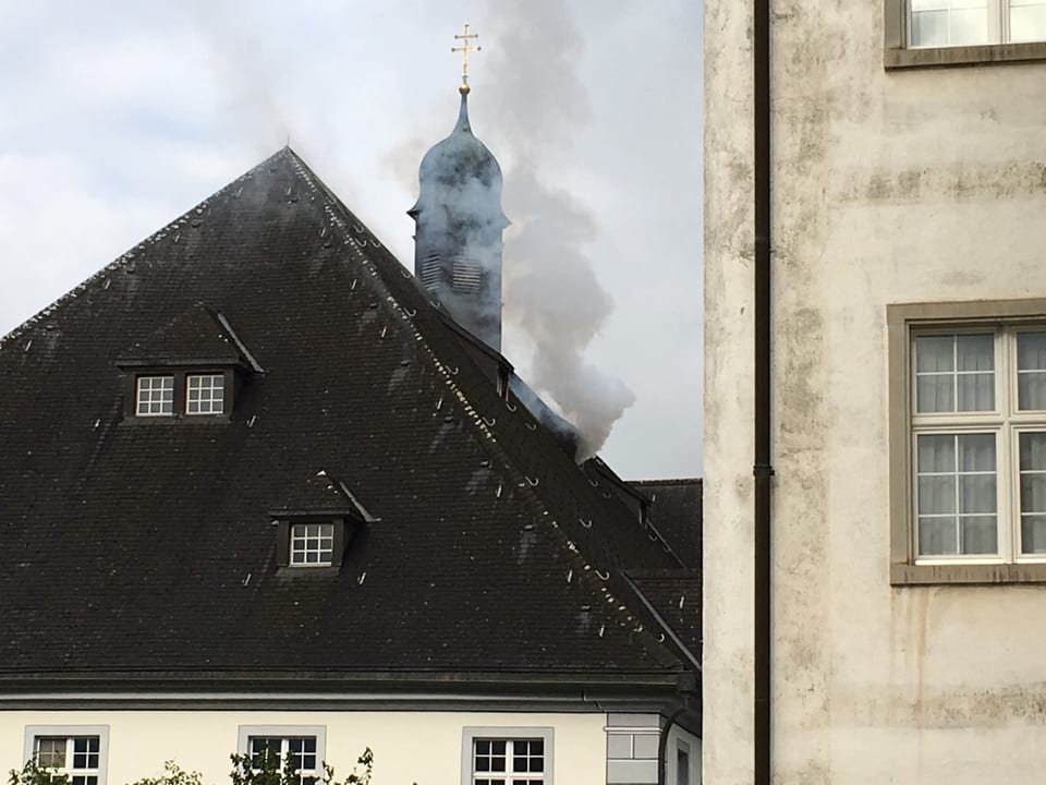 Rauch steigt aus einem Dachfenster hoch.
