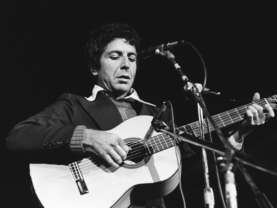 Leonard Cohen mit Gitarre im Jahr 1972.