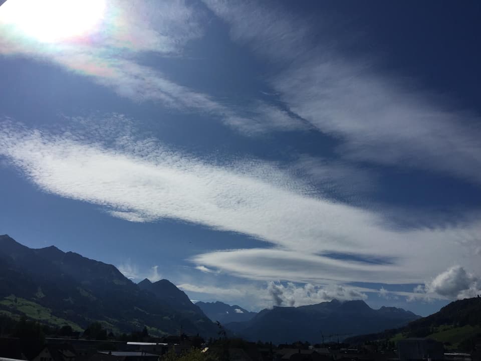Dünne Wolken und sogenannte Föhnwolken über der Zentralschweiz.