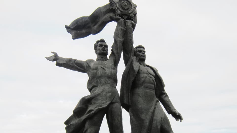 Man sieht ein Denkmal aus Sowjetzeiten, welches die Freundschaft zwischen Ukrainern und Russen verherrlicht.