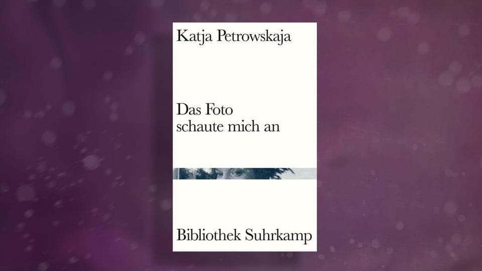 Weisses Buchcover auf violettem Hintergrund mit verschwommenen Tropfen.