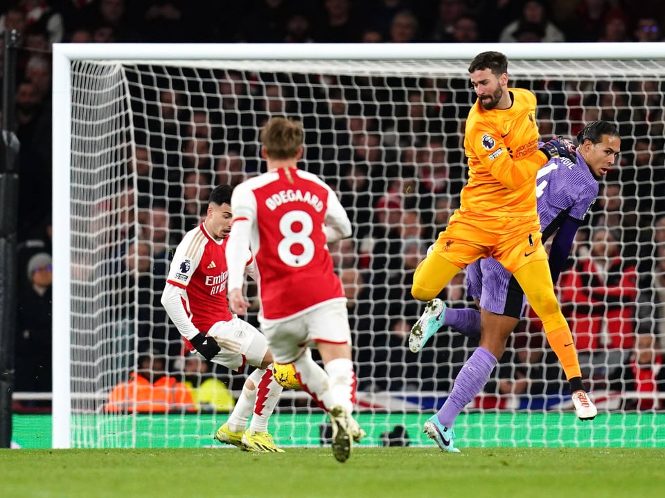 Liverpool-Keeper Alisson und Verteidiger Virgil van Dijk ermöglichen Gabriel Martinelli das 2:1.