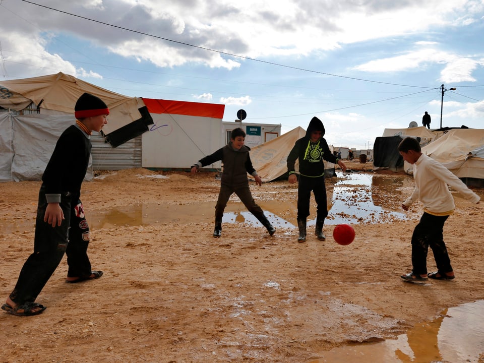 Kinder beim Fussballspielen in Zaatari. 