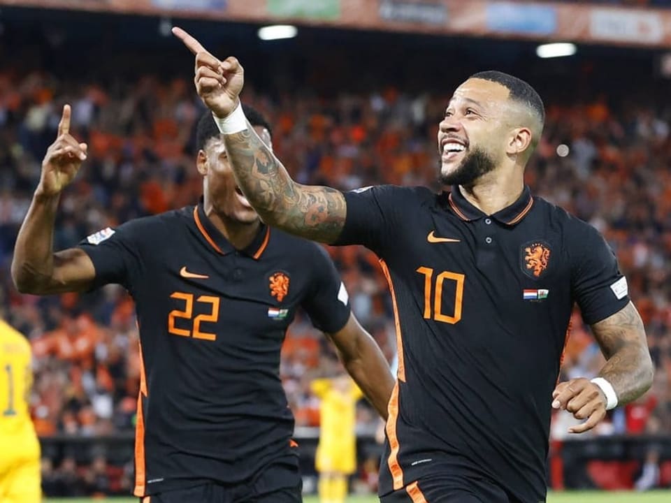 Denzel Dumfries und Memphis Depay jubeln.