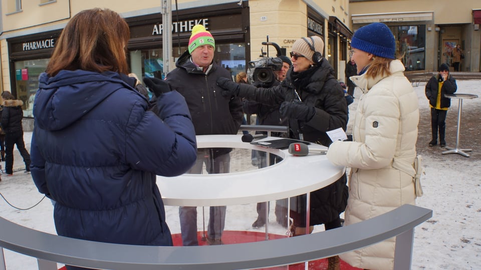 Der Sicherheitsbeauftragte Kurt Fischer, Aufnahmeleiterin Gaby Schaad (r.) und Hostess Irène Mathys (l.) spielen bei den Proben Sonja Haslers Gäste am runden Tisch.