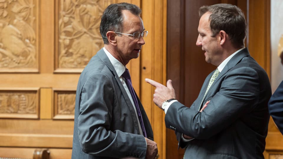 Philipp Müller und Thomas Matter sprechen im Nationalratssaal miteinander