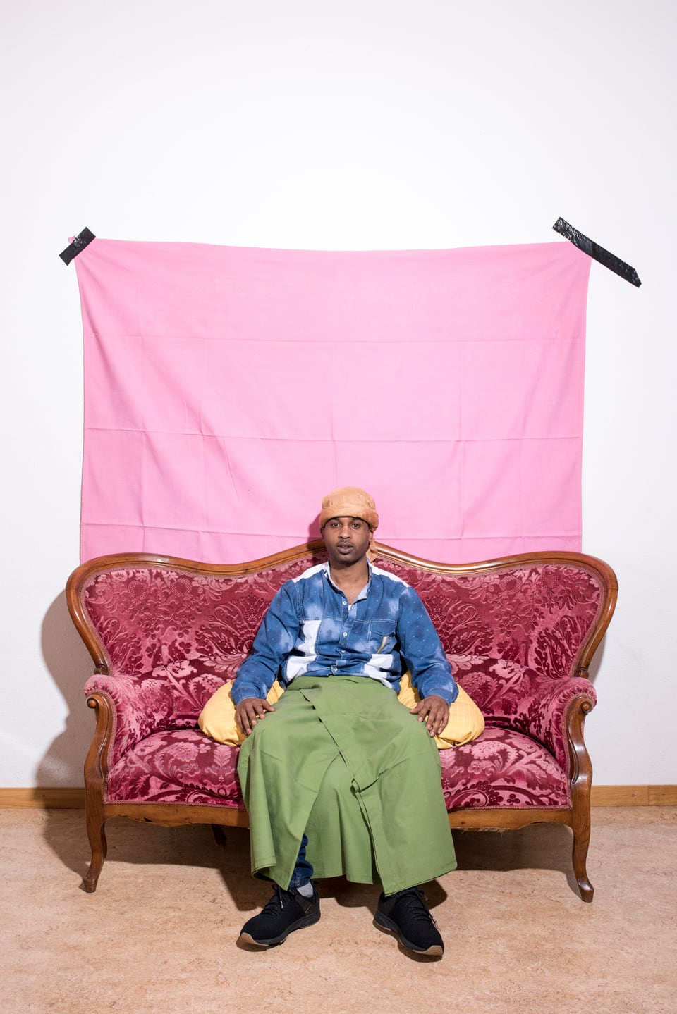 Ein Mann sitzt bequem auf einem Sofa.