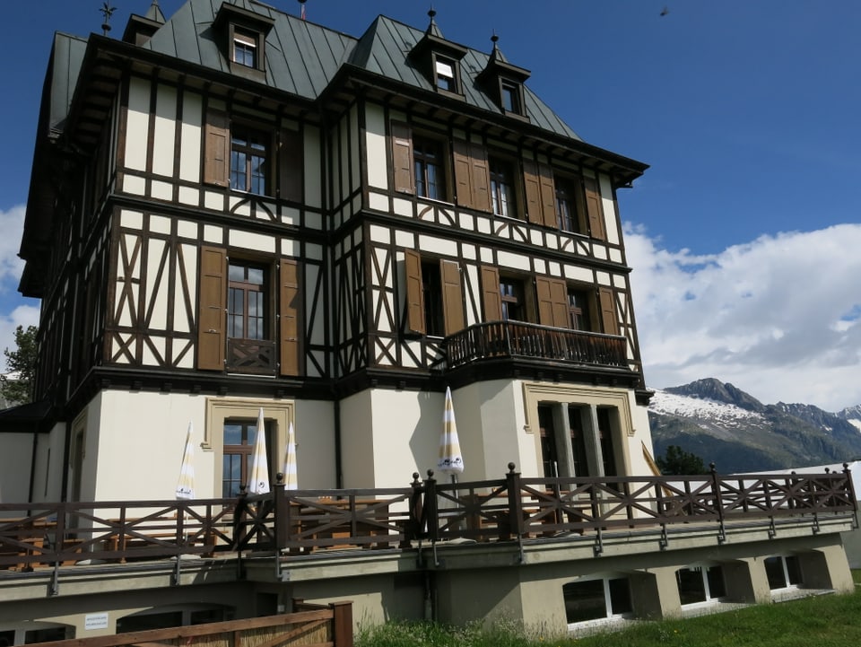 Ansicht des gesamten Gebäudes der Villa Cassel in den Bergen.