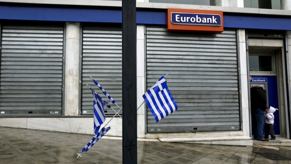 Griechische Fahnen vor Bankfiliale