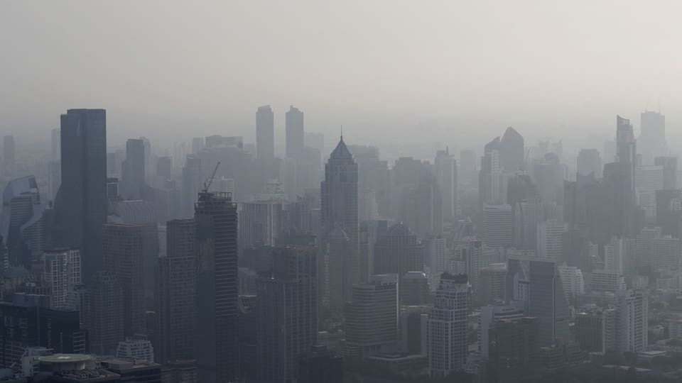Hochhäuser sind in Bangkok in Smog und Dunst gehüllt.