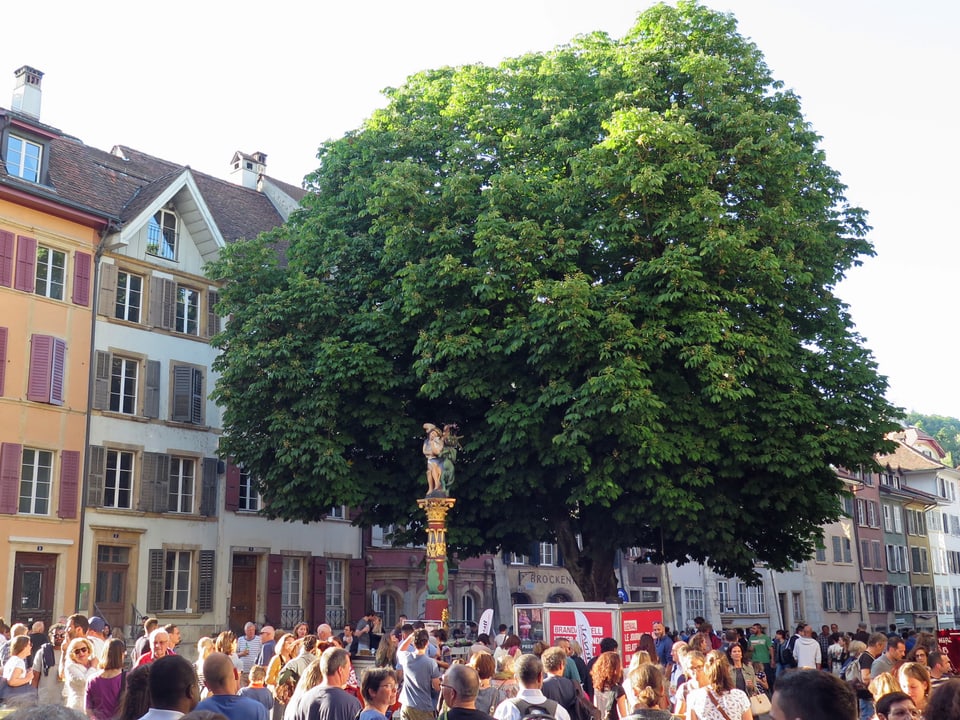 Platz mit Sonnenschein und Publikum 