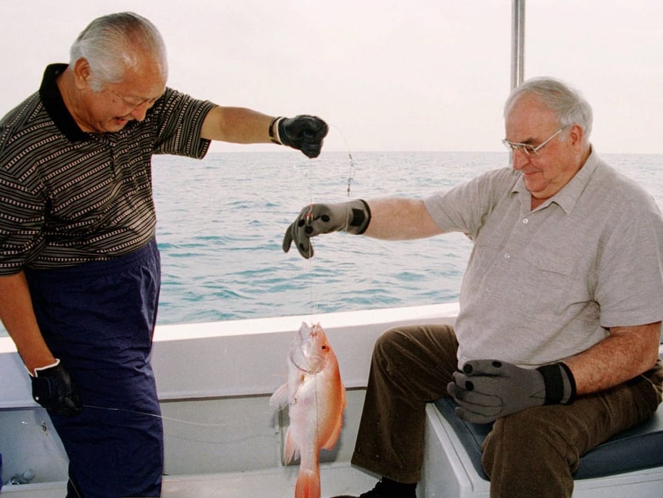 Indonesiens Staatschef Suharto und Bundeskanzler Kohl 1996 beim Fischen. (keystone)