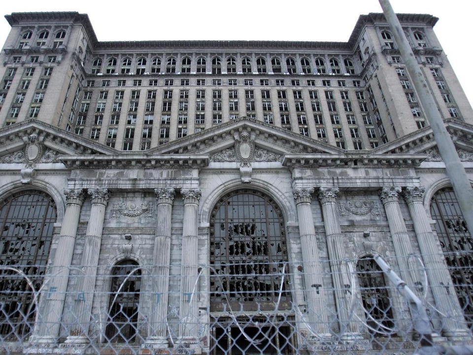 Der verfallene Hauptbahnhof von Detroit - mit Stacheldraht gesichert.
