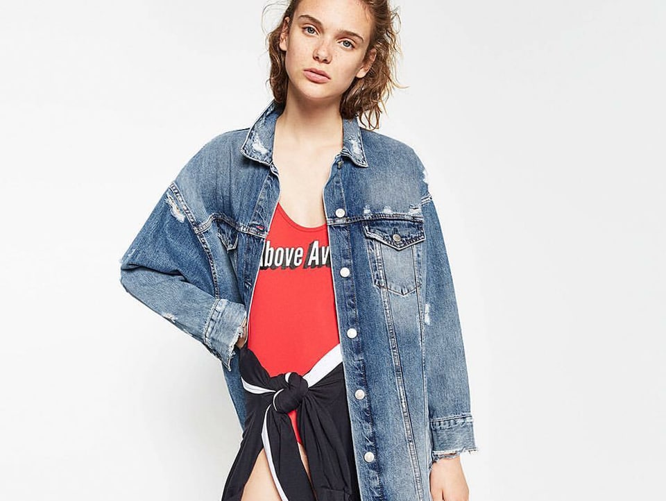 Modell mit Badeanzug und Jeansjacke