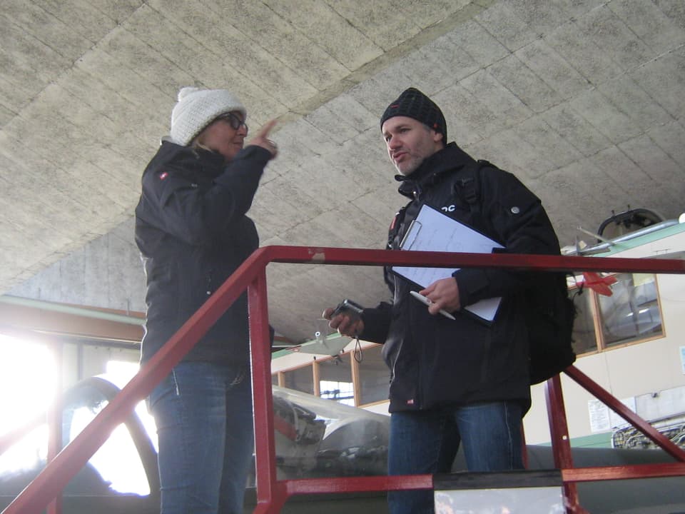 Moderatorin Sonja Hasler bespricht mit dem Kameraverantwortlichen Oliver Koch den Einstieg in die Sendung.