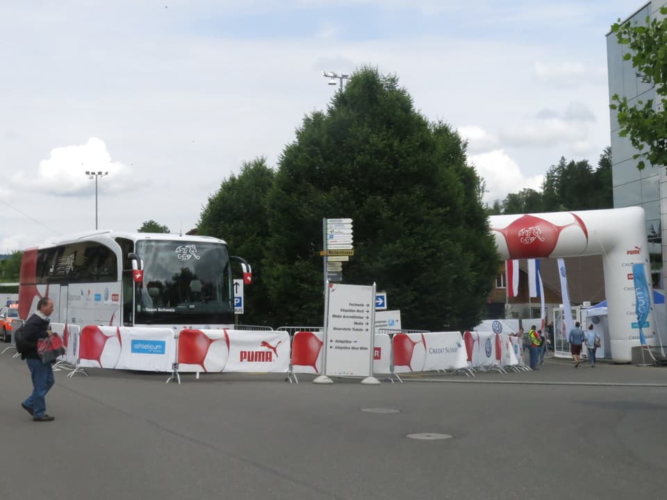 Der Football-Camp-Eingang mit dem Mannschaftsbus.