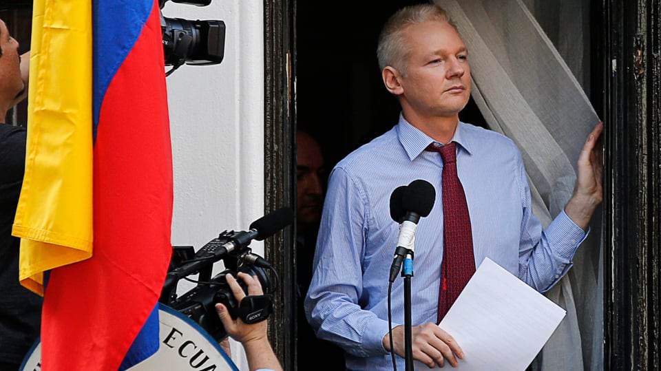 Assange vor einem Statement an die Medien in der ecuadorianischen Botschaft in London