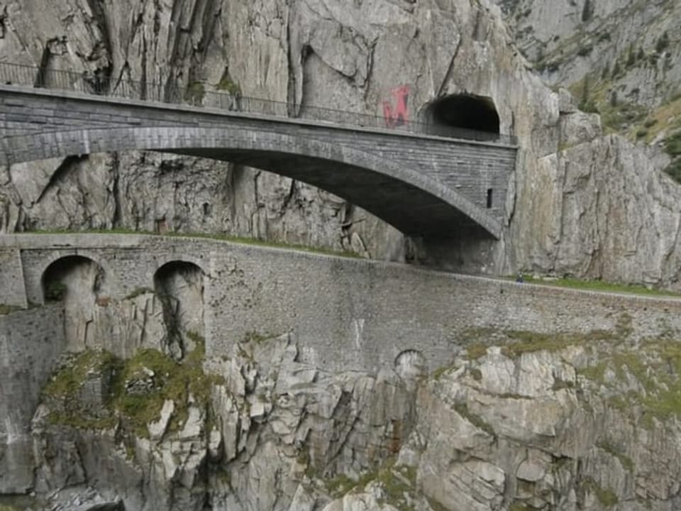 Graue Felsen und verschiedene Brücken in der Schöllenen.