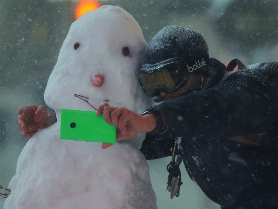 Ein Mann schiesste in Bild mit einem Schneemann.