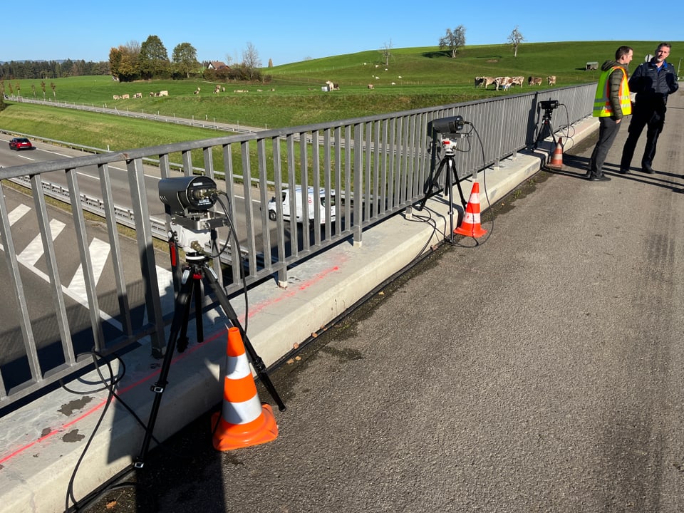 Drei Kameras auf der Brücke zeigen auf die Autobahn