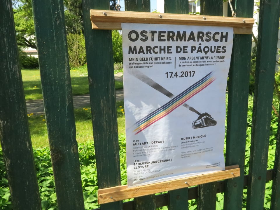 Plakat für den Berner Ostermarsch am Gartenzaun von Louise Schneider