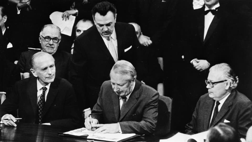 Premierminister Edward Heath unterzeichnet das EWR-Abkommen. 