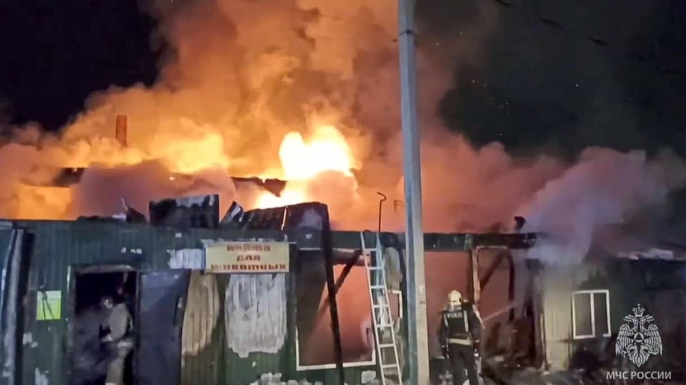 Gebäude in Russland in Brand, Feuerwehr im Einsatz
