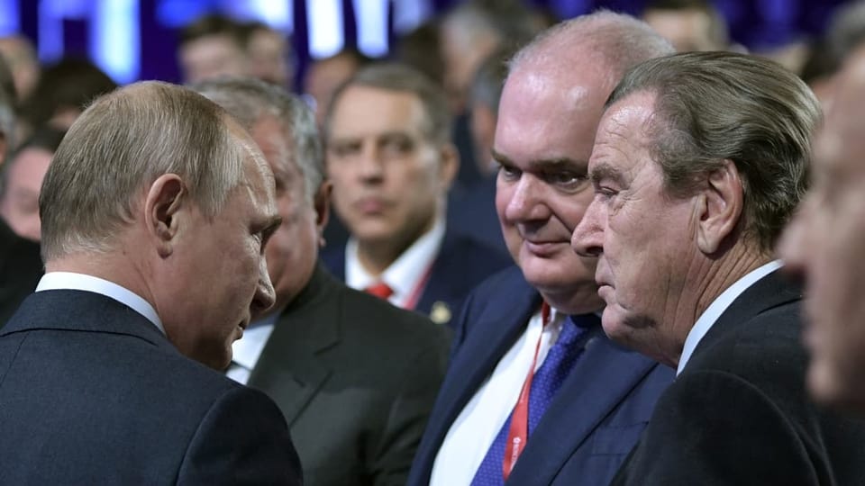 Putin und Schröder sprechen miteinander