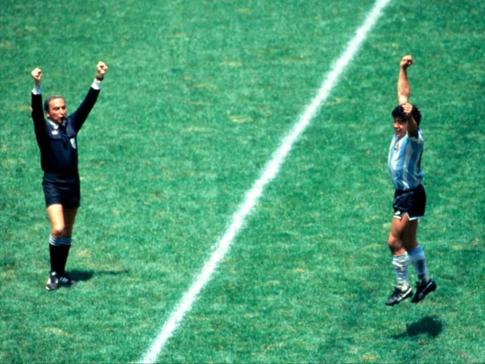 Diego Maradona streckt 1986 nach dem Schlusspfiff von Schiedsrichter Romualdo Arppi Filho die Arme in den Himmel.