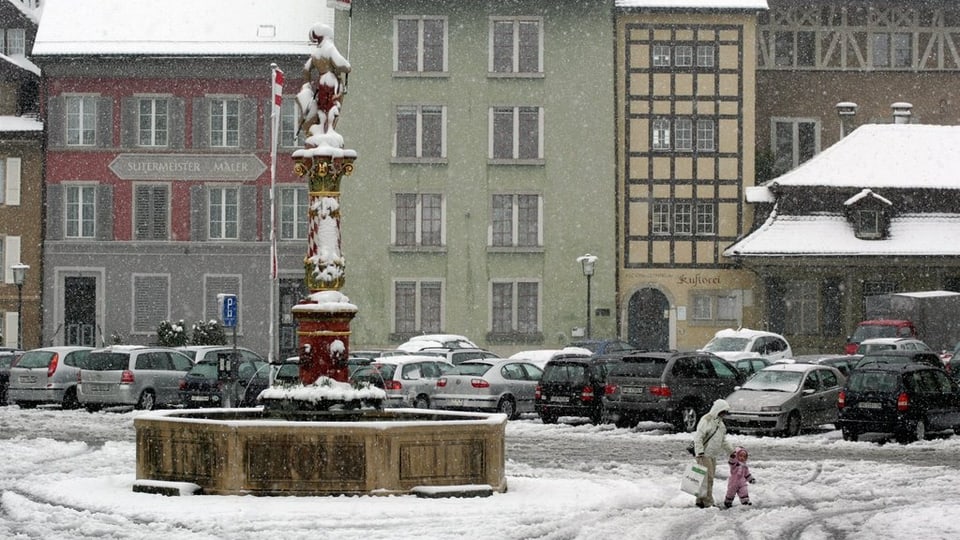Die schneebeckte Zofinger Altstadt, mit einem Brunnen im Vordergrund