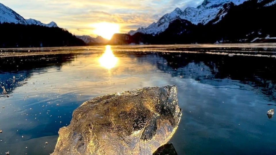 Eisblock auf dem Silsersee.