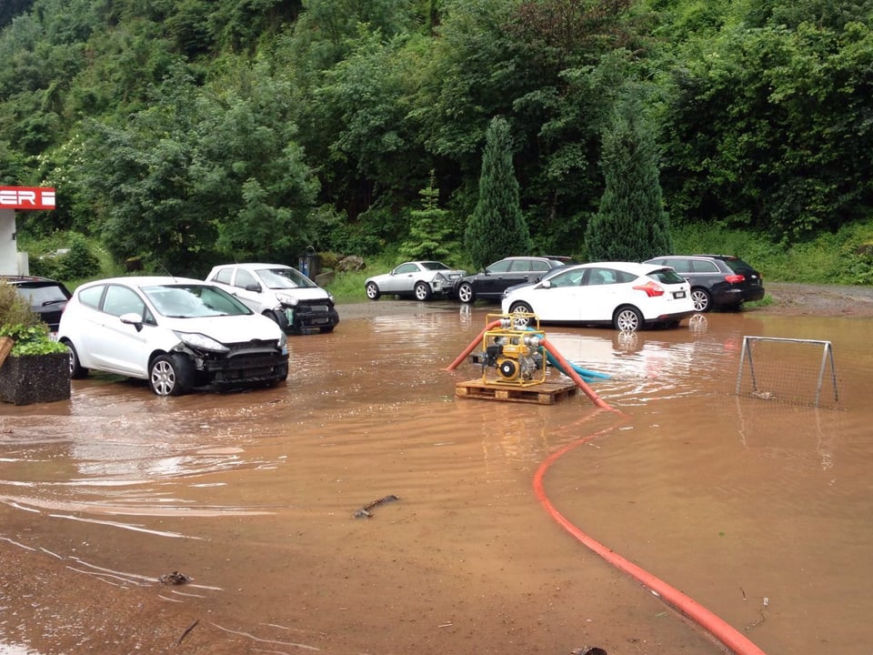 überschwemmter Parkplatz
